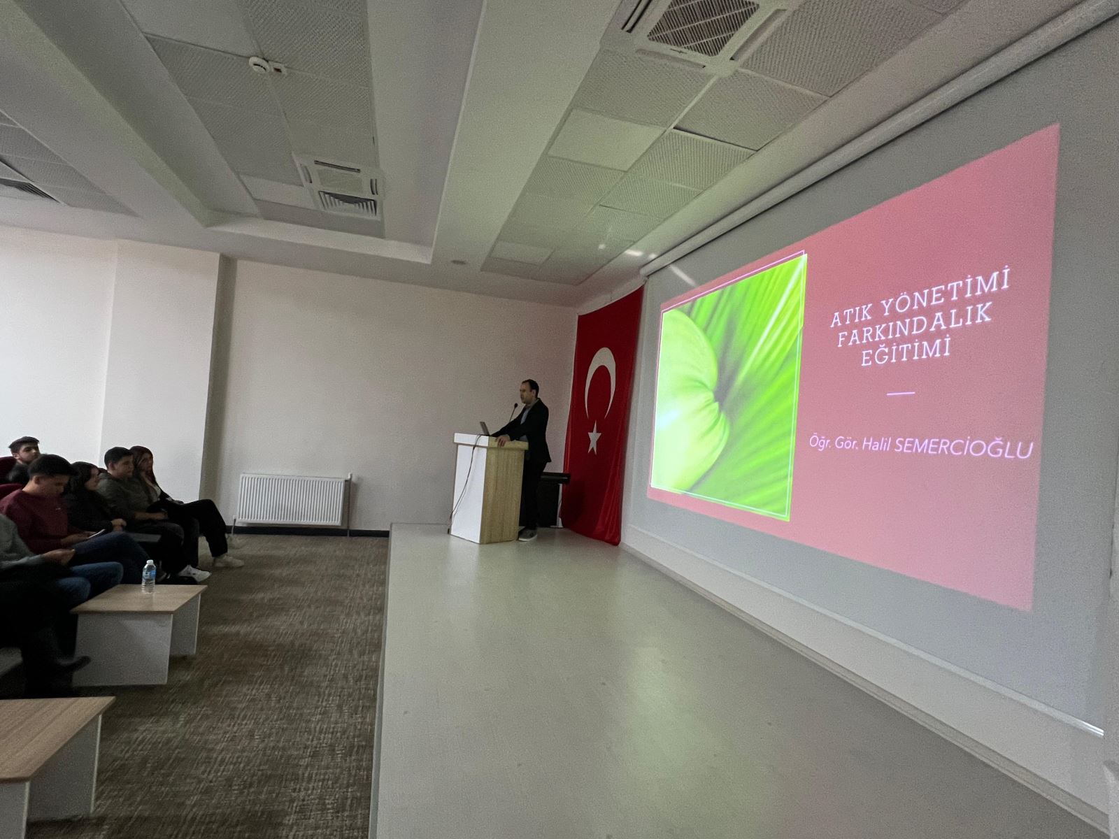 9 Aralık 2025 tarihinde Dalaman Meslek Yüksekokulu’nda “Atık Yönetimi Farkındalık Eğitimi” adlı seminer gerçekleştirildi. Öğr. Gör. Halil Semercioğlu tarafından verilen eğitimde, sürdürülebilir çevre yönetimi, atıkların doğru şekilde ayrıştırılması ve geri dönüşüm süreçlerinin önemi üzerine kapsamlı bilgiler paylaşıldı. Öğrenciler ile akademik personelin yoğun ilgi gösterdiği seminer, karşılıklı soru–cevap bölümüyle verimli bir şekilde tamamlandı. Eğitim sonrasında ise farkındalık çalışmasının bir devamı olarak katılımcılar kampüs alanında çevre temizliği etkinliği gerçekleştirdi.